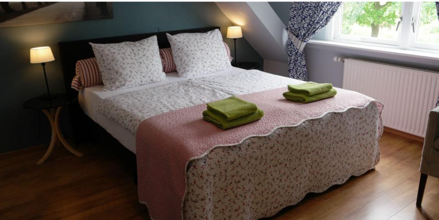 Opgemaakt bed bij bed en breakfast Prins hendrik